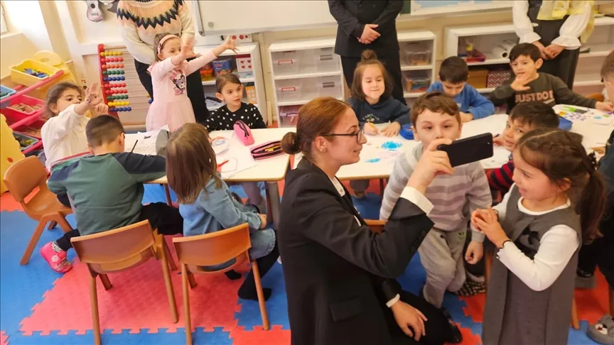 A video of kindergarten students in Kastamonu exchanging holiday greetings with local shopkeepers has gone viral